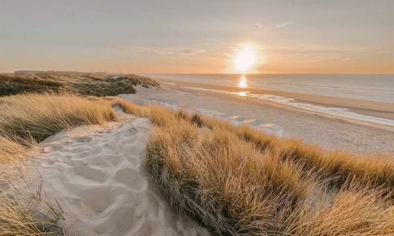 sunset sur une plage deserte
