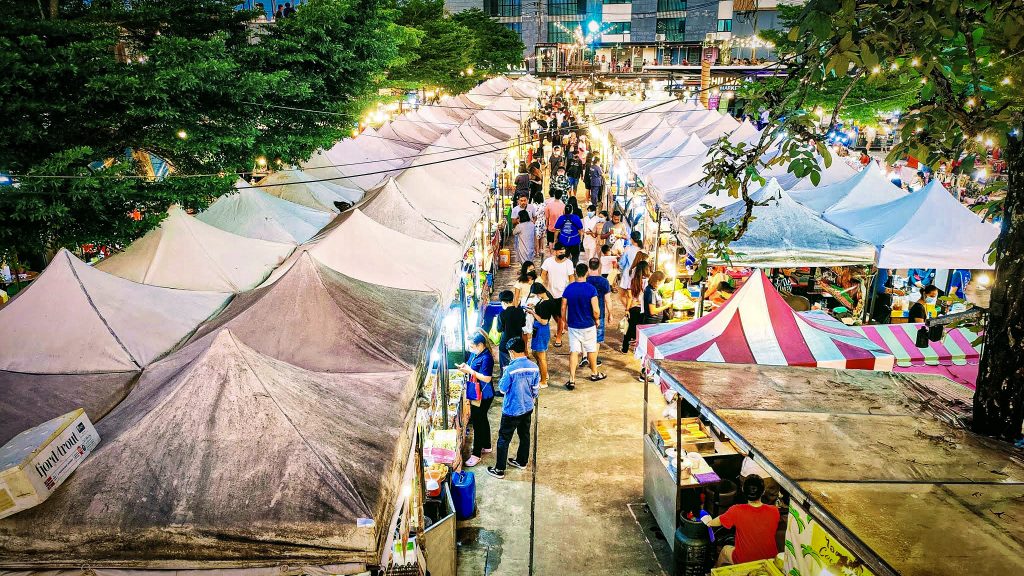 allee bondée du chillva night market de phuket vu d'en haut