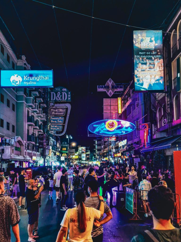 kaosan road rue mythique de la vapitale thailandaise bangkok la nuit