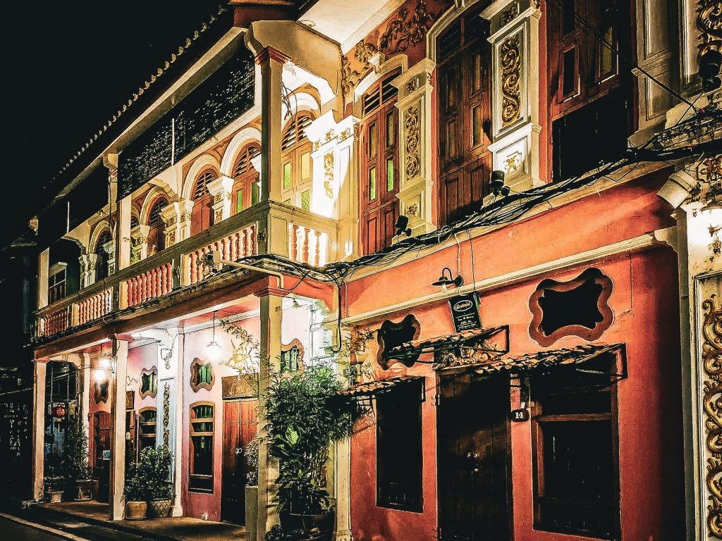 architecture illuminee typique des batiments de phuket town en thailande