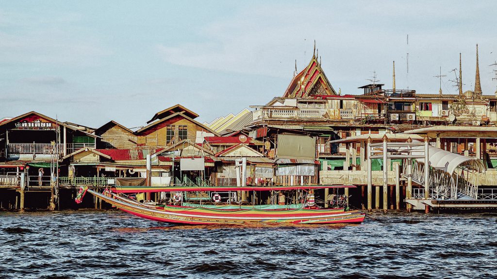 bateau traditionnel thailandais sur le chao praya a bangkok