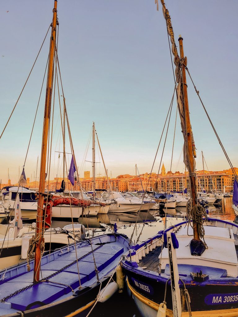 Vieux-Port de Marseille au lever du soleil avec ses bateaux et Notre-Dame de lagarde