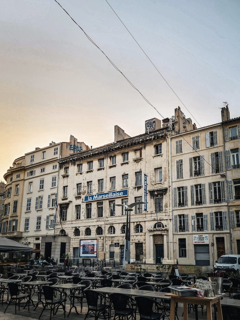 facade du batiment la marseillaise dans le vieux marseille