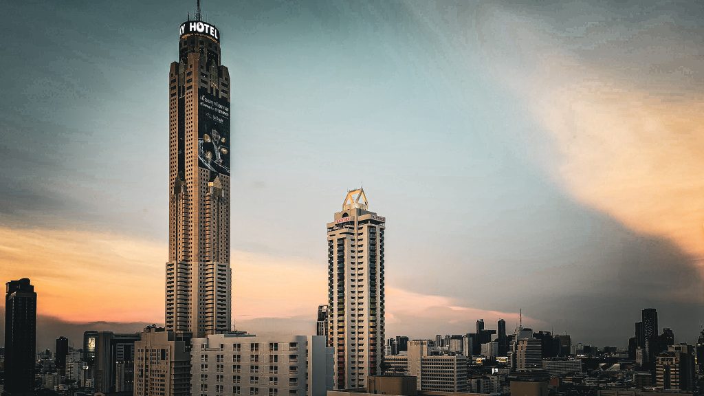 coucher de soleil sur la bayoke tower a bangkok