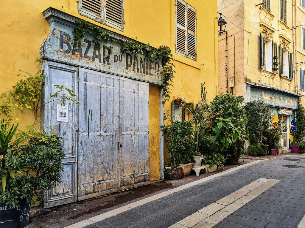 Façades typiques le bazar du panier dans les ruelles du Panier, plus vieux quartier de Marseille