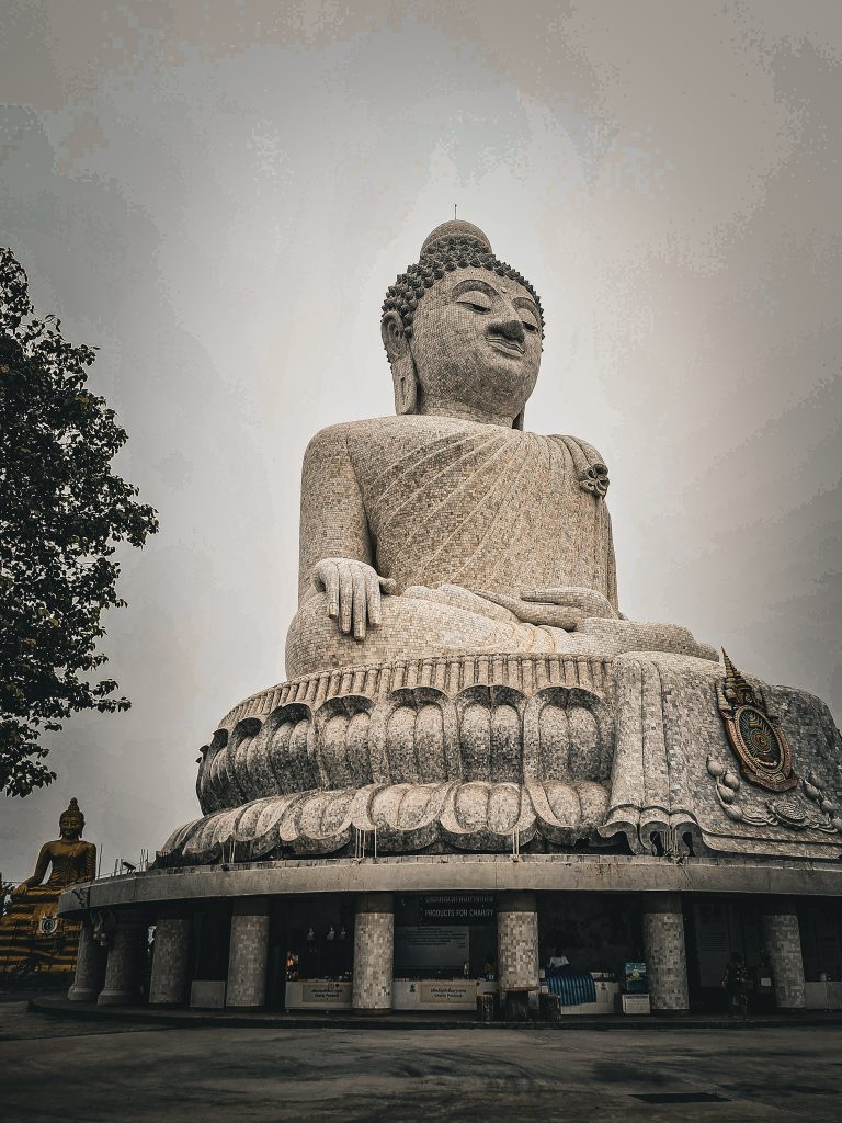 big bouddha a phuket sous un ciel gris