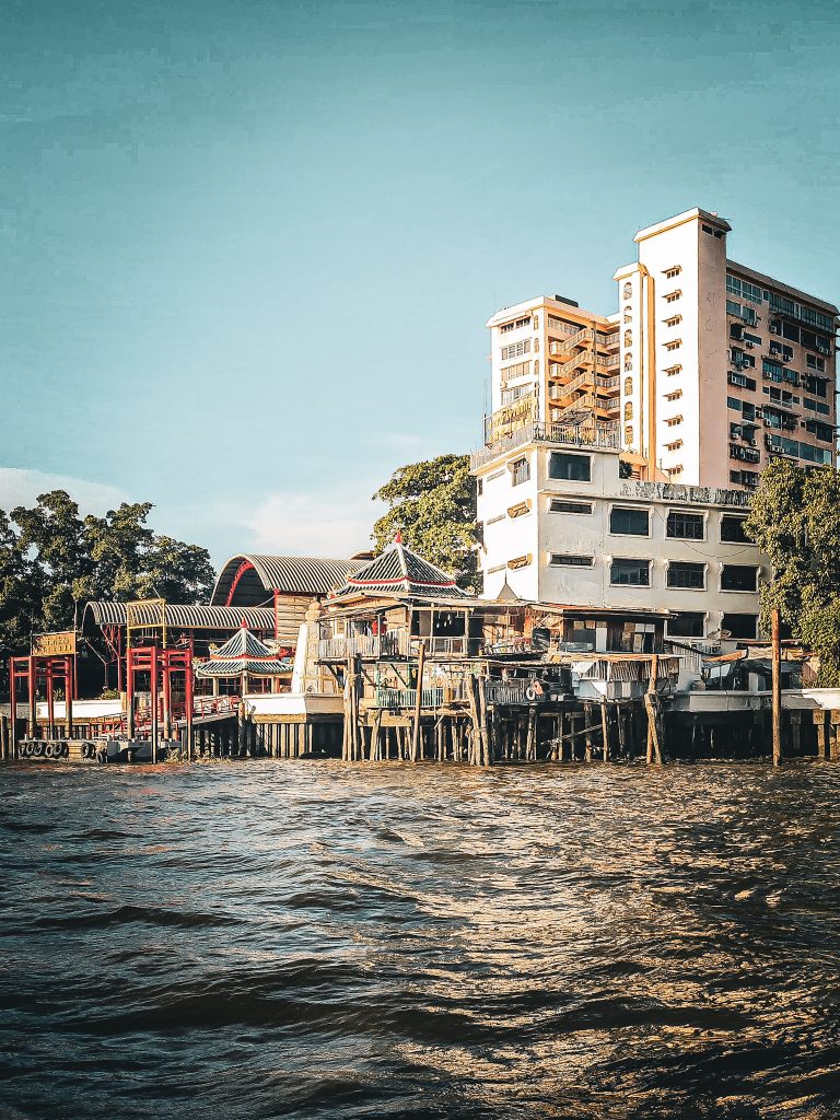 maison sur piloti et batiment en bordure du fleuve chao praya a bangkok