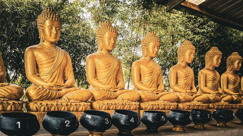 alignement de buddha dorés a phuket