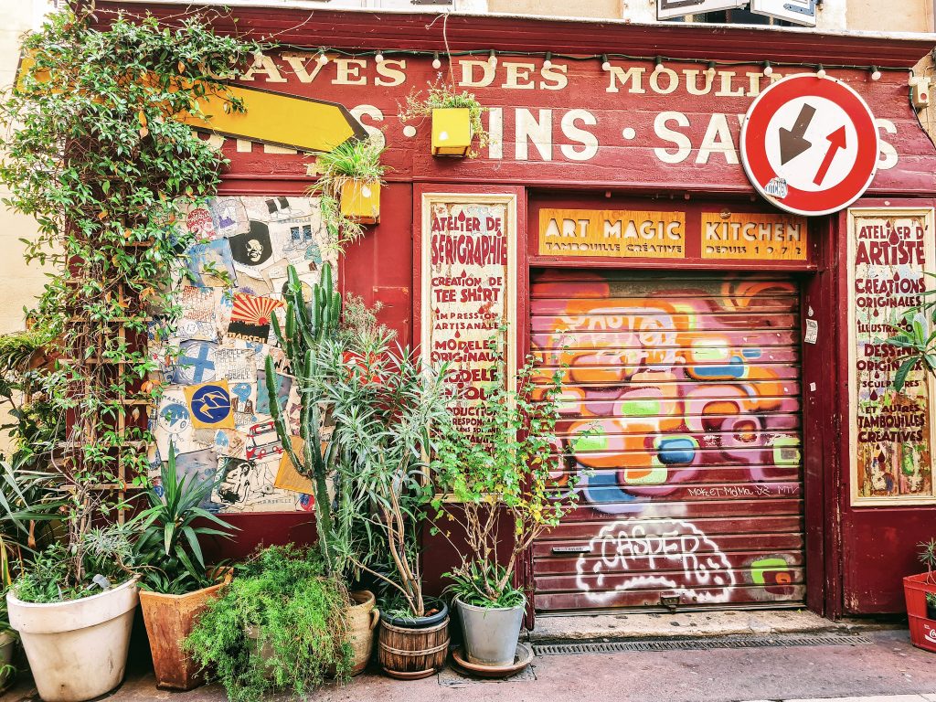 Façades typiques dans les ruelles du Panier, plus vieux quartier de Marseille