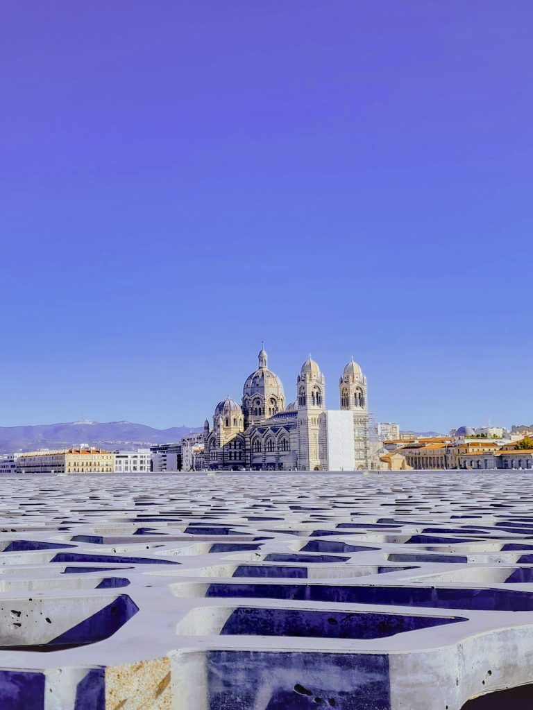 Cathédrale de la Major à Marseille, architecture néo-byzantine rayée sur l'esplanade du Mucem