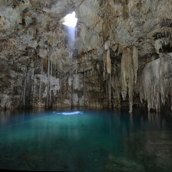 roche et grotte de la cenote x keken au mexique
