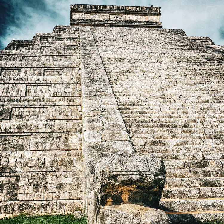 chichen itza pyramide vu d'en bas