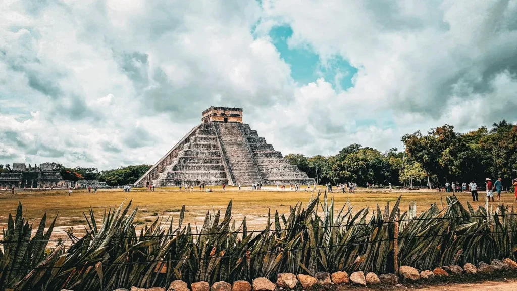 pyramide de chichen itza site maya emblematique du Mexique