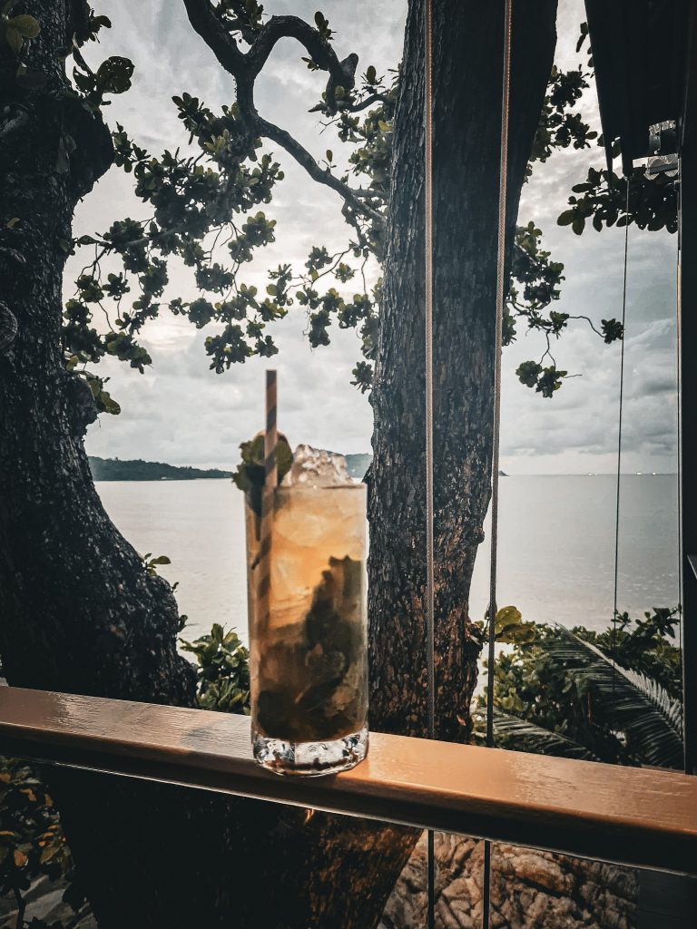 mojito avec vue sur la plage a phuket