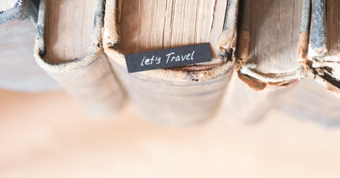 couverture et reliure de livres avec un message let's travel
