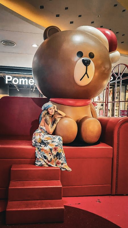 pause photo devant un decor d'ours enfantion au central festival de chiang mai