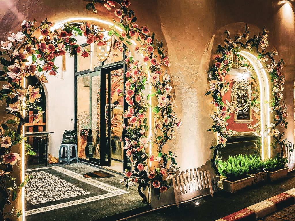 arche de fleur illuminee a phuket town