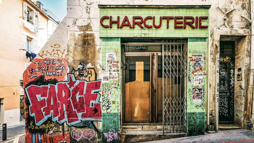 Façades typiques d'une charcuterie verte et street art  dans les ruelles du Panier, plus vieux quartier de Marseille