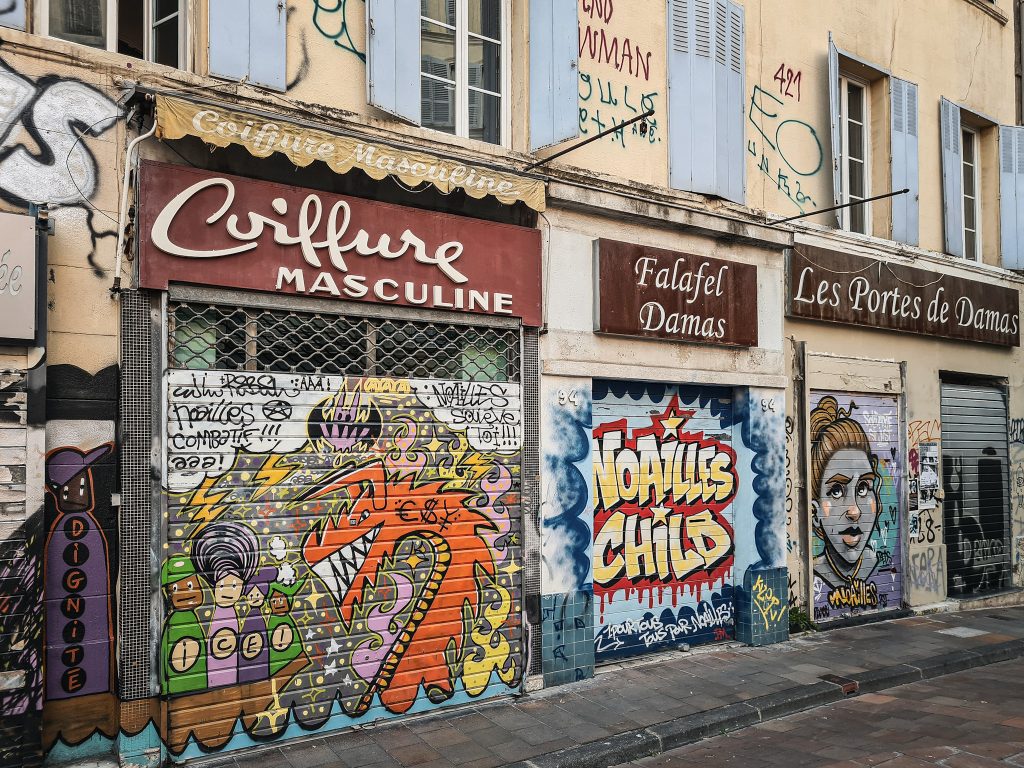 enseigne de coiffeur et de falafel quartier noailles a marseille