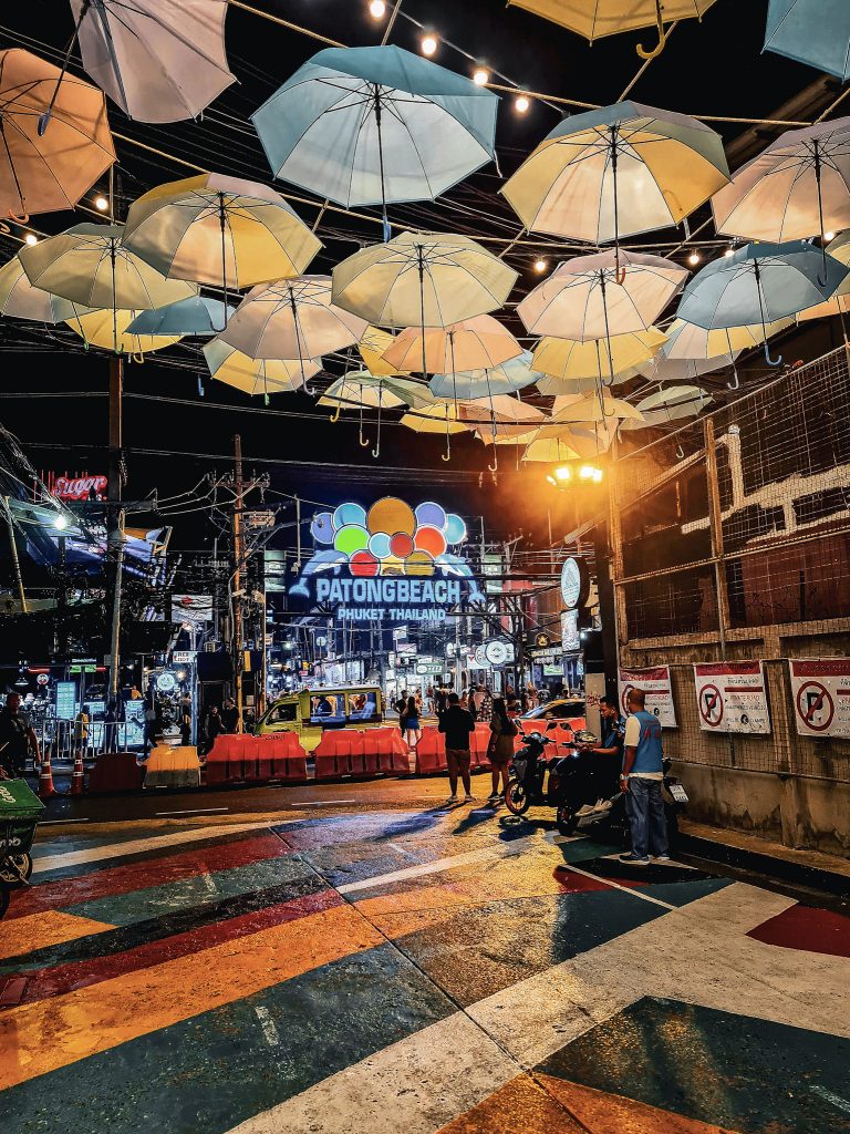 rue animee couverte de parasols colorés a phuket
