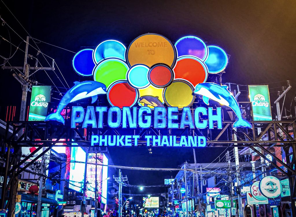 panneau illumine entree de patong beach phuket