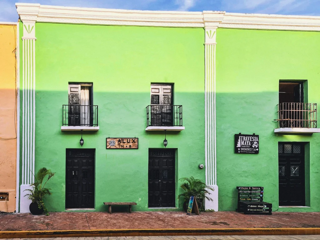 facade verte d'une rue de valladolid au Mexique
