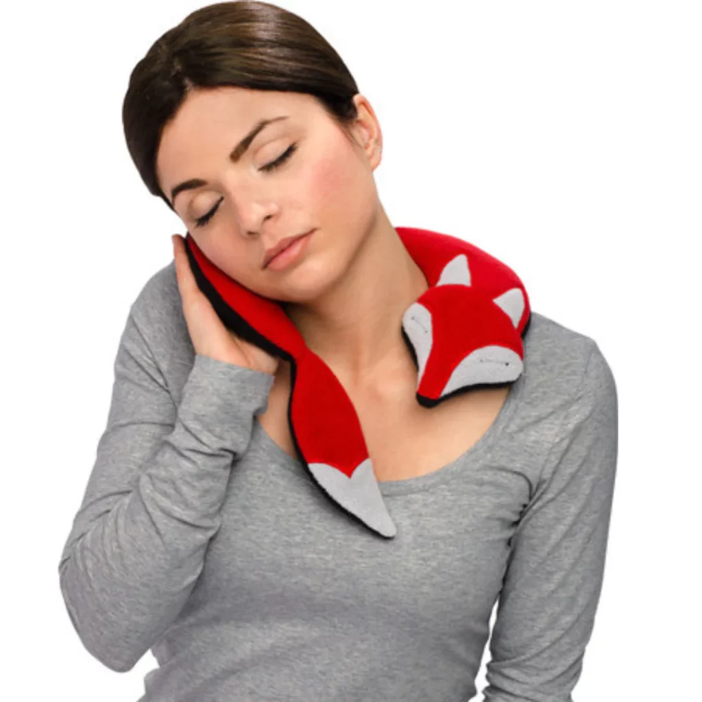 coussin de nuque en forme de renard leschi enroulé autour du cou d'une femme