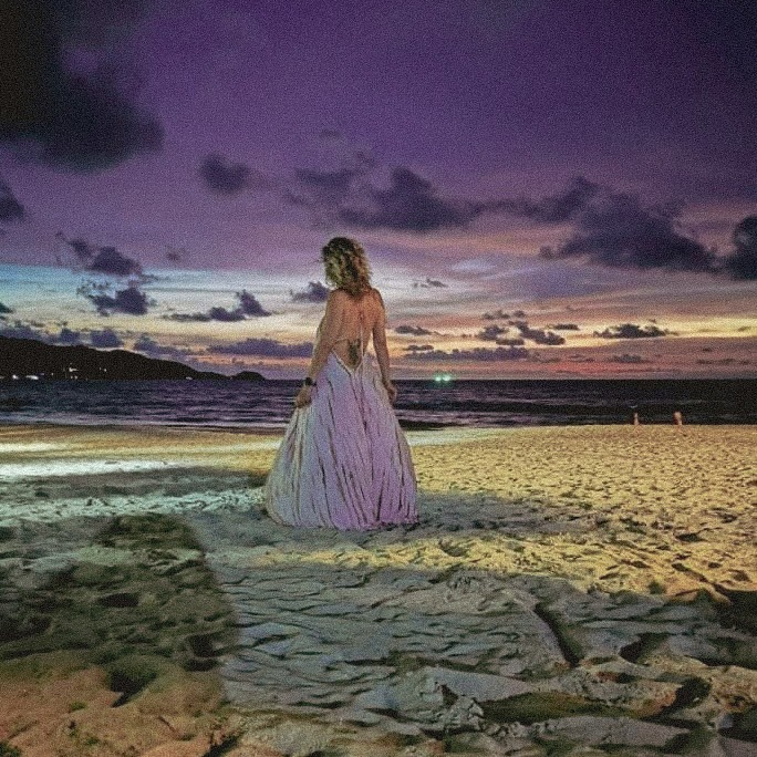 femme de dos en robe longue sur la plage de patong a phuket