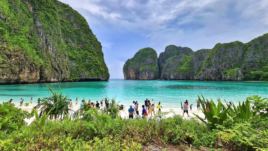 plage de maya bay bondée de monde en thailande