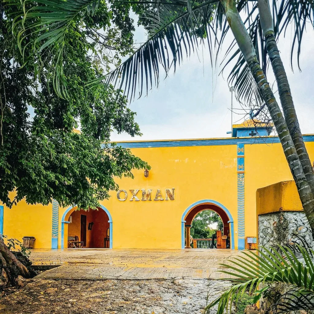 batiment jaune entree de l'hacienda oxman 