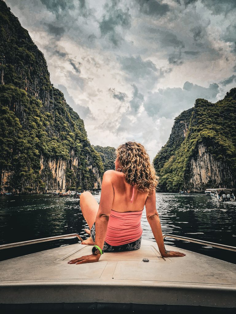 femme de dos sur un long trail a koh phi phi thailande