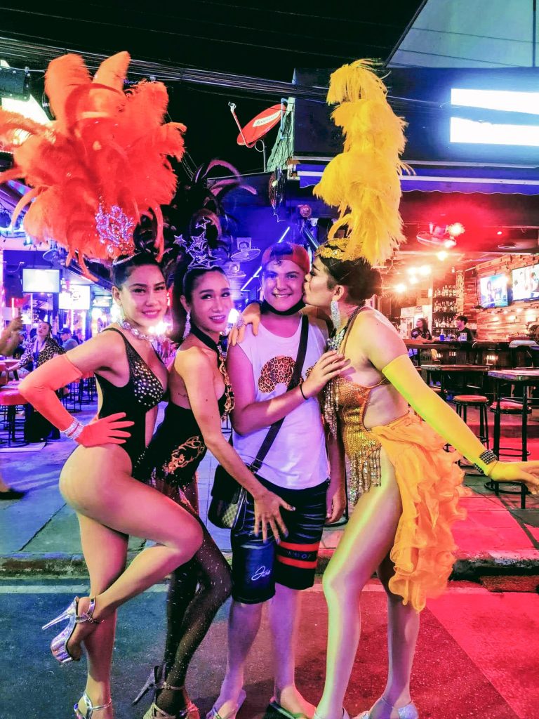 jeune homme avec des lady boy en tenue de soiree a patong phuket