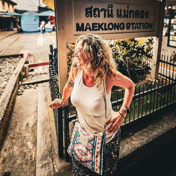 lucie creatrice du blog jipsee posant devant la station maeklog station en thailande
