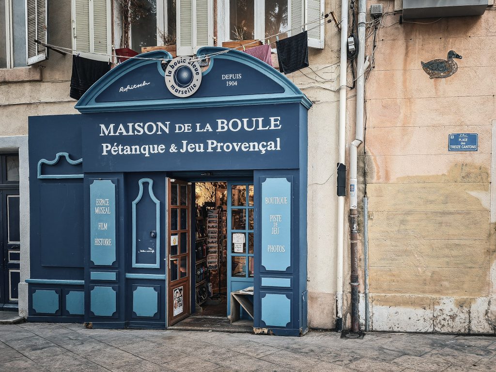 Ruelle colorée du quartier du Panier à Marseille avec street art enseigne la maison de la boule et linge aux fenêtres