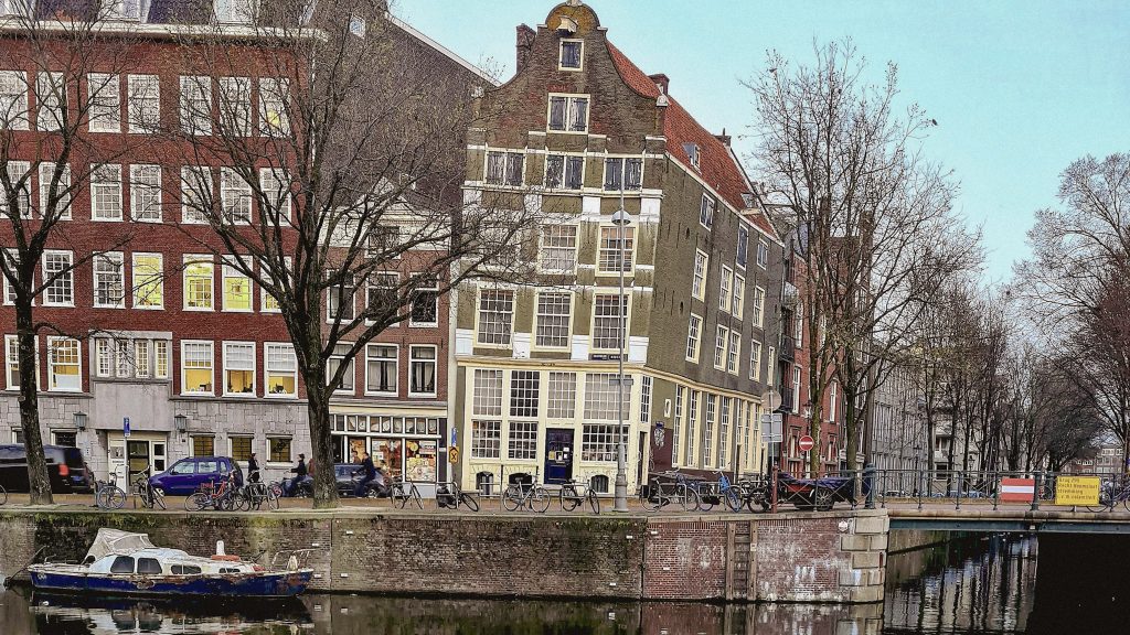 canal et maison traditionelle a amsterdam