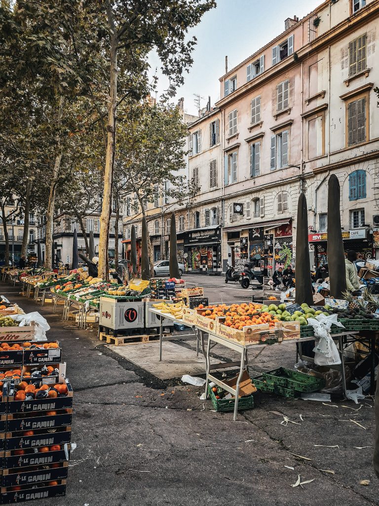 marche de fruits et legume populaire du quartier des noailles a marseille