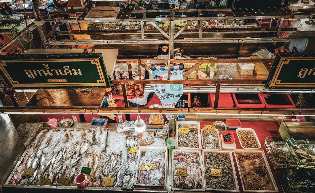 marche de phuket etalage de poissons et fruits de mer