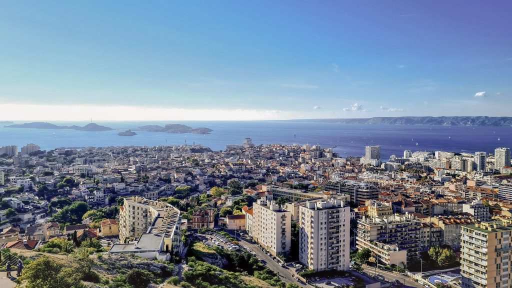 vue du pied de la Basilique Notre-Dame de la Garde dominant Marseille avec panorama à 360° sur la ville