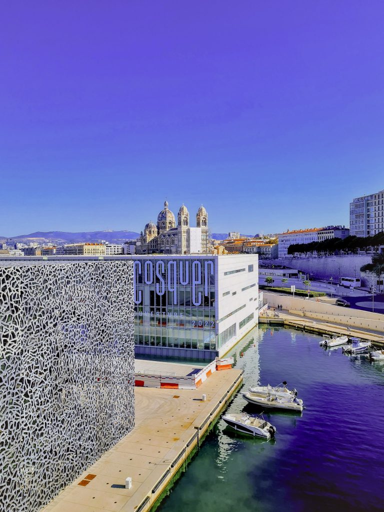Mucem de Marseille et sa résille de béton noir reliée au Fort Saint-Jean face à la Méditerranée