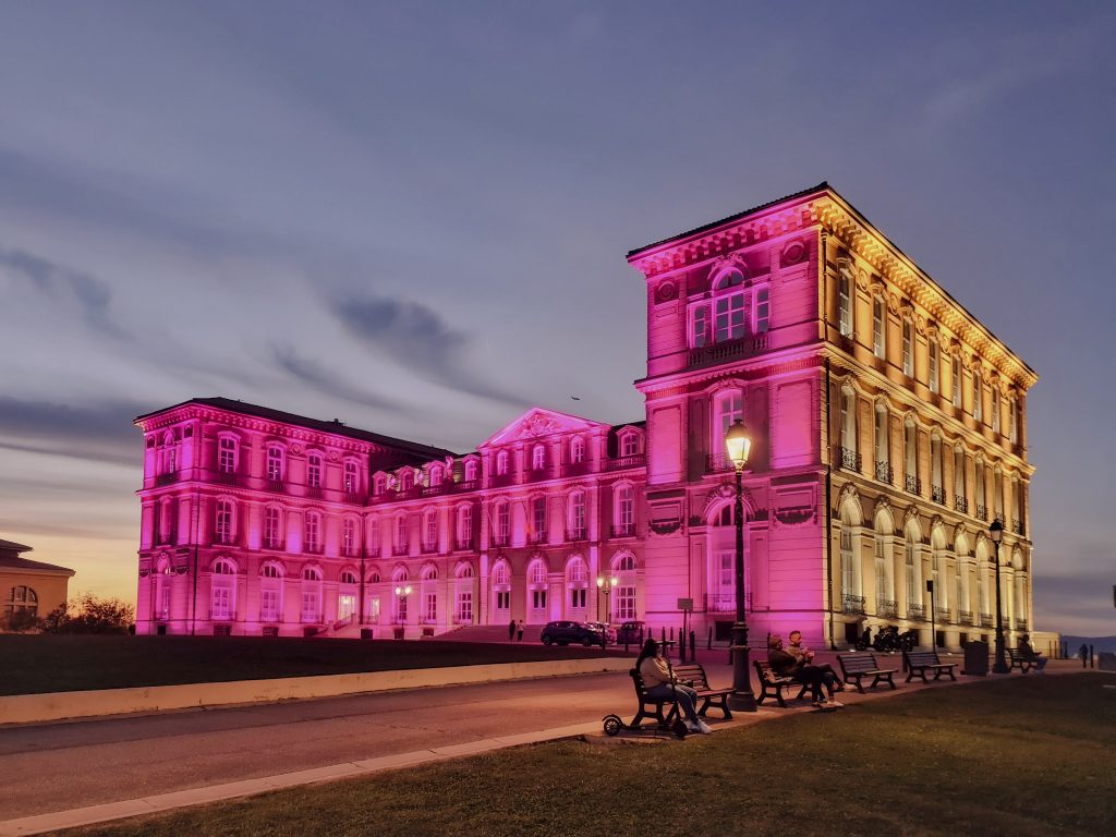 chateau illumine en rose parc du pharo a marseille