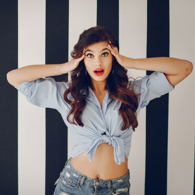 femme cheveux longs prendre soin de ses cheveux en vacances guide pratique