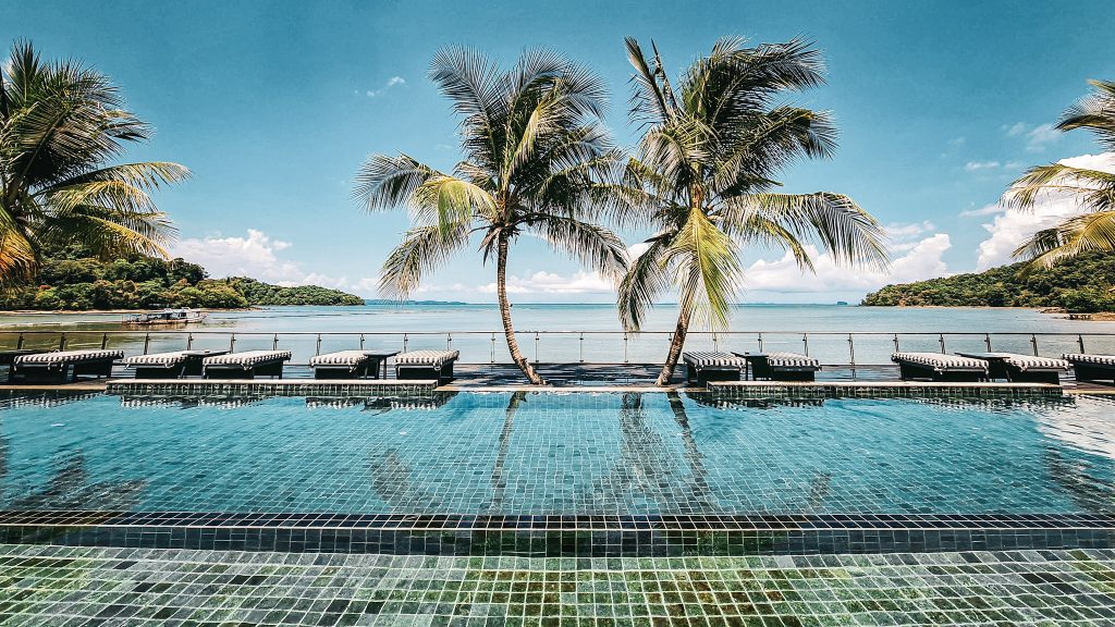 piscine avec vue sur mer au tide hotel a phuket