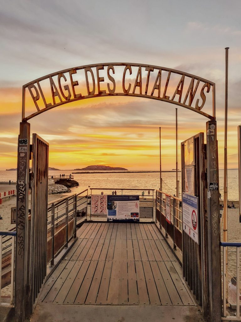 Plage des Catalans à Marseille, plage de sable la plus proche du centre-ville