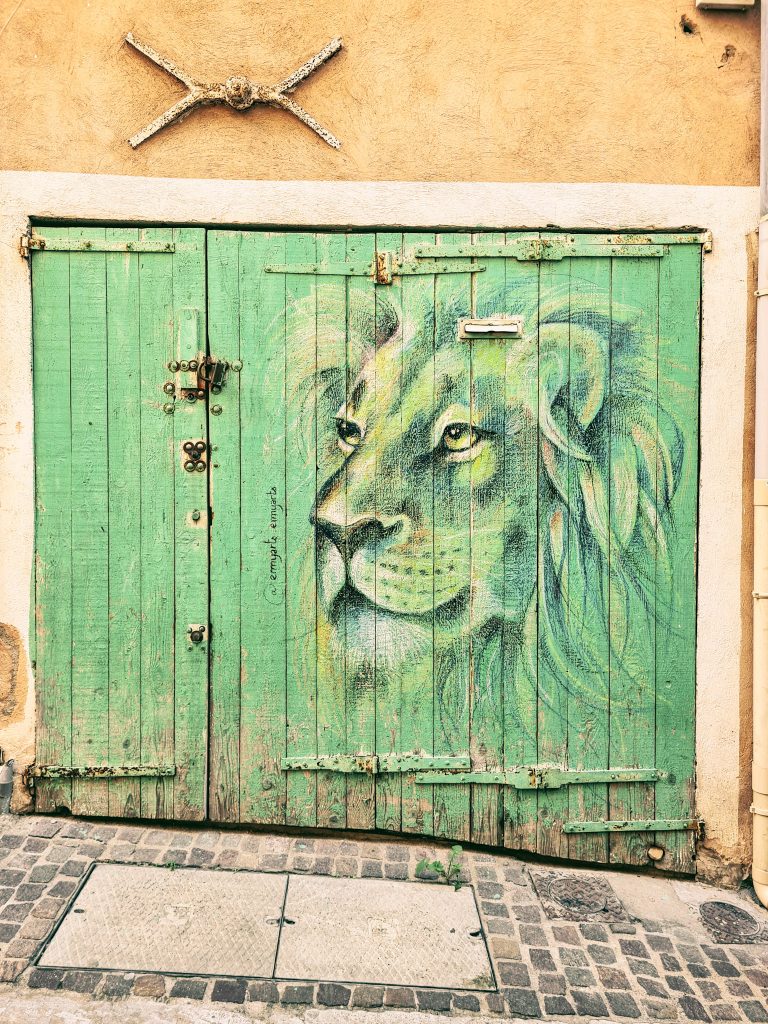 Ruelle colorée du quartier du Panier à Marseille avec street art et porte verte en bois