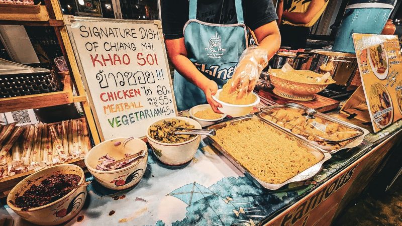 preparation de khao soy plat empblematique de thailande sur un stand du noight market de chiang mai