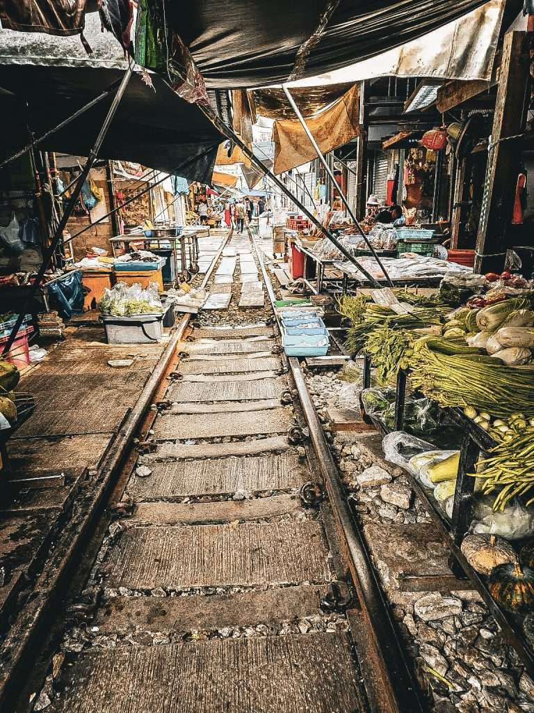 interieur du marche de mae klong rail de chemin de fer passant au milieu des etals