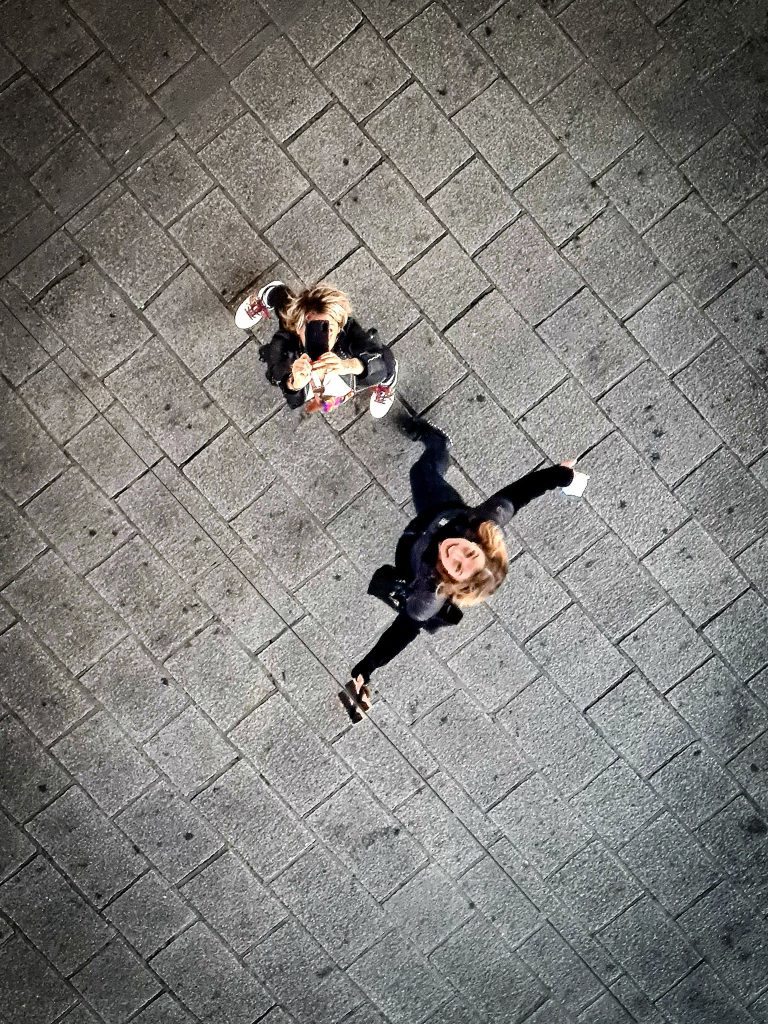 Vieux-Port de Marseille au lever du soleil avec un selfie dans l'Ombrière de Norman Foster