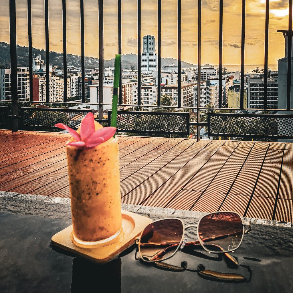 smoothie avec vue sur patong a la piscine du rak elegant hotel de phuket
