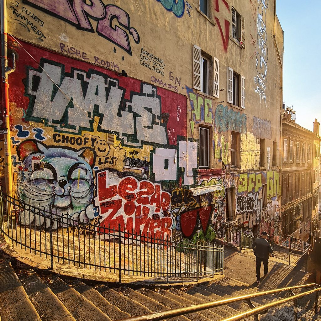 Escalier street art du Cours Julien, quartier des artistes de Marseille