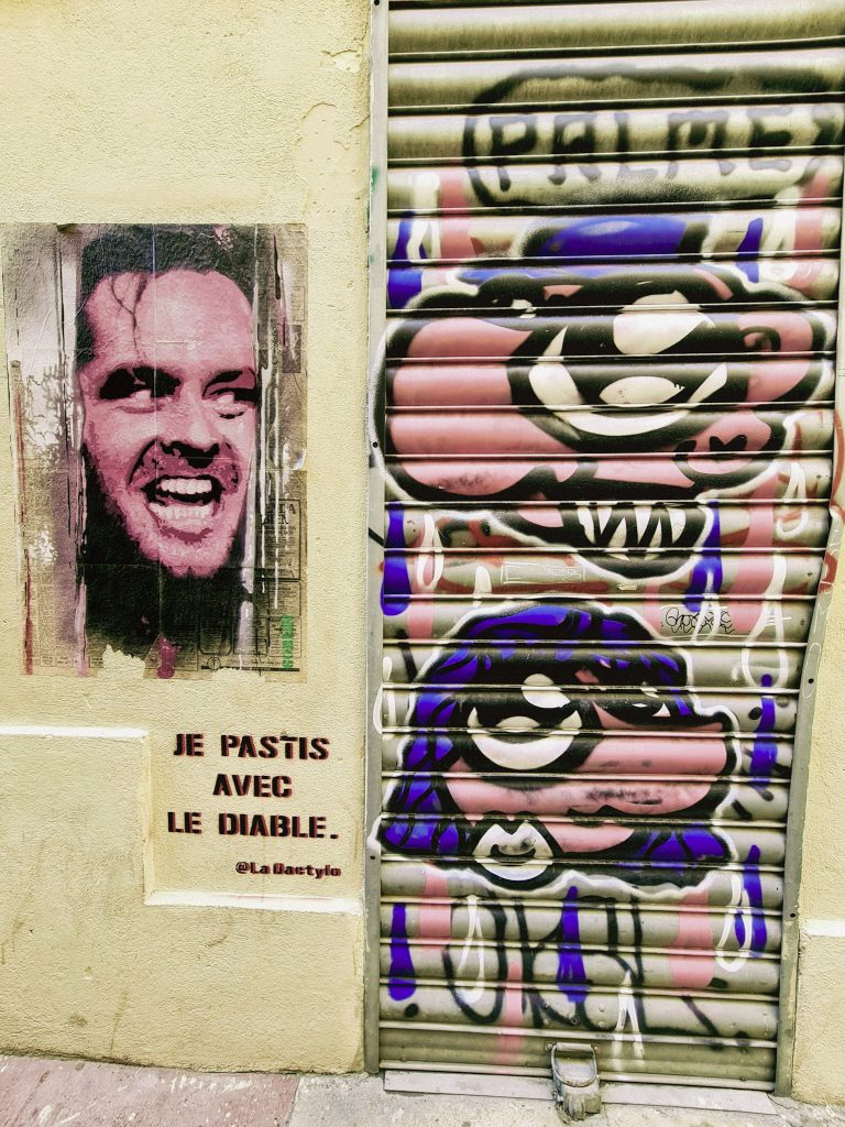 Ruelle colorée du quartier du Panier à Marseille avec street art 